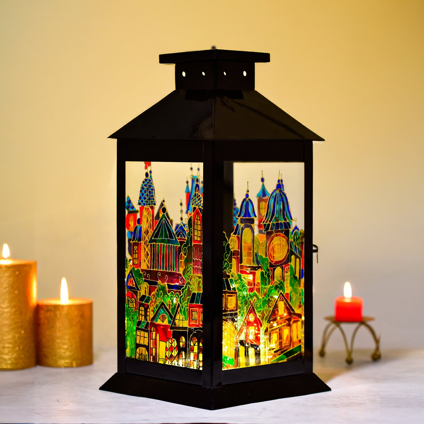Close-up-Majestic-Manor-Lantern-highlighting-detailed-handcrafted-finish-and-anti-rust-metal-structure.jpg