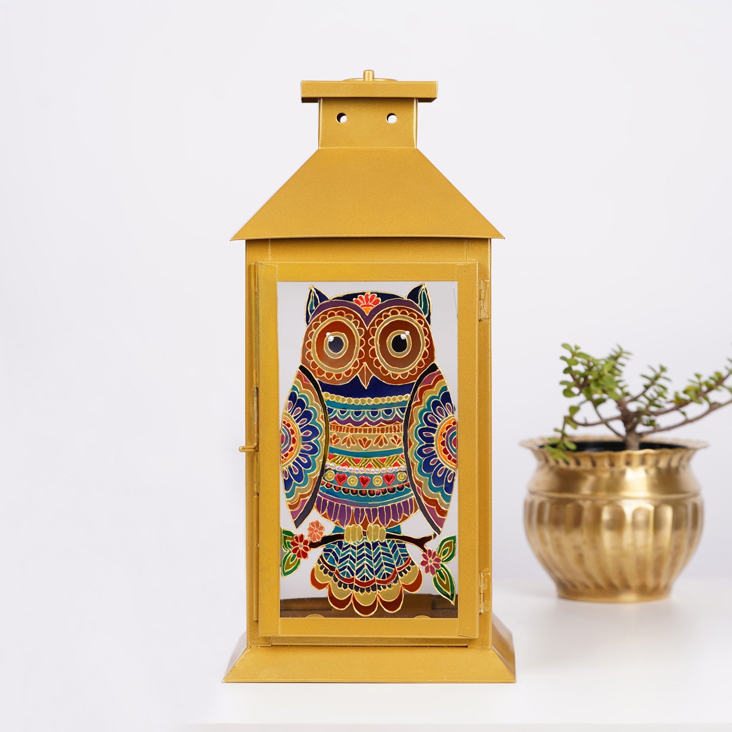 Detailed-shot-of-the-lantern’s-stained-glass-painting-and-the-owl-design-showing-vibrant-colors.jpg
